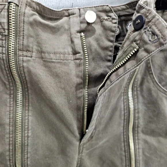 A.L.C Zander On Duty Army Zip Front Pants Sz 2 Retails $360Chrissy Teigen 🚨BOGO